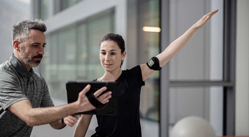 Capteur inertiel GykoPro de Microgate avec ses sangles et accessoires