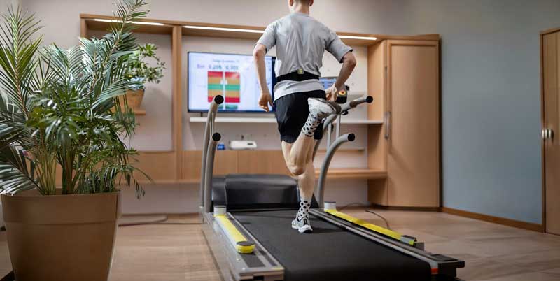 OptoJump Next installé sur un tapis de course pour l'analyse de la foulée